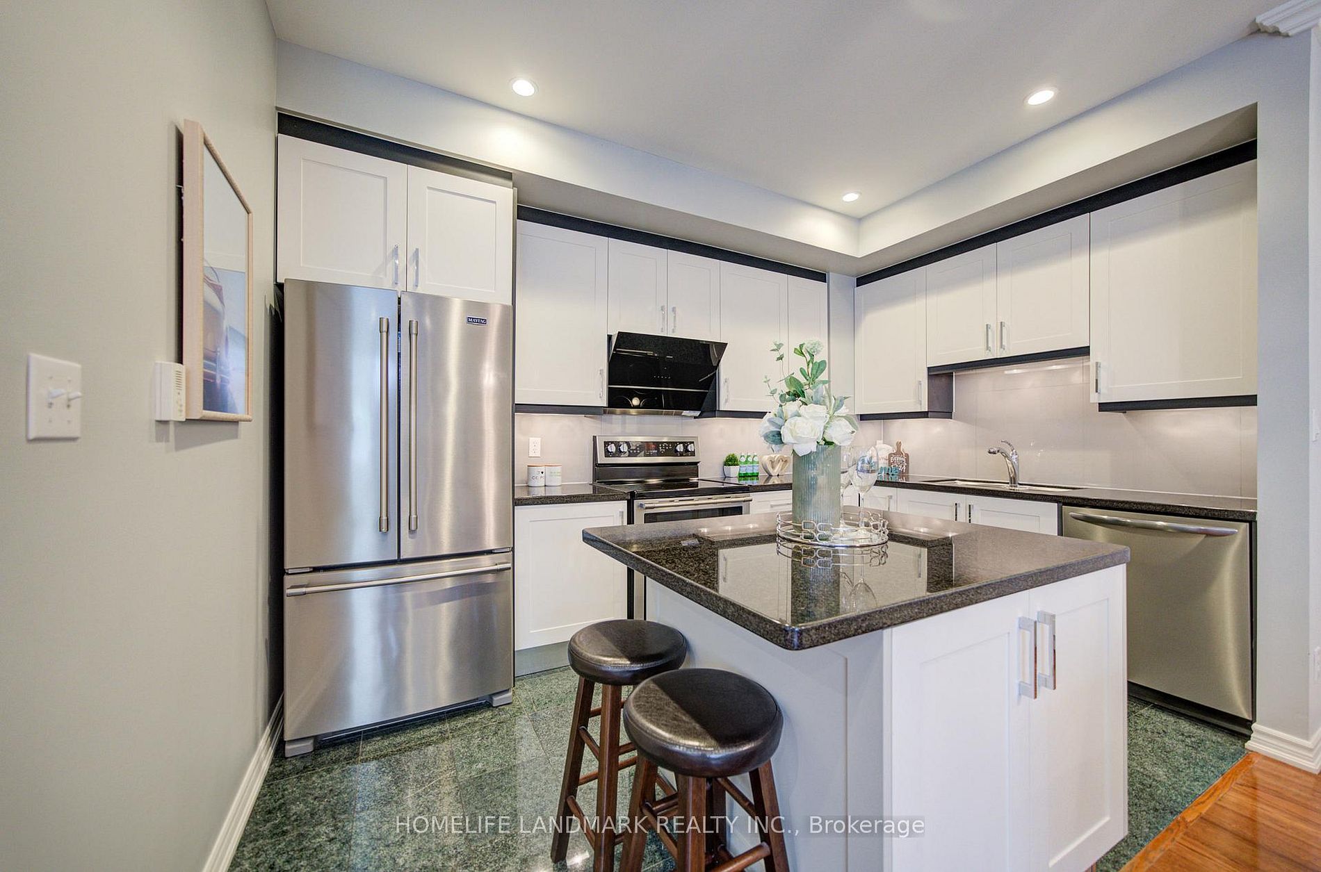31 Avondale Ave 405 · Photo 5