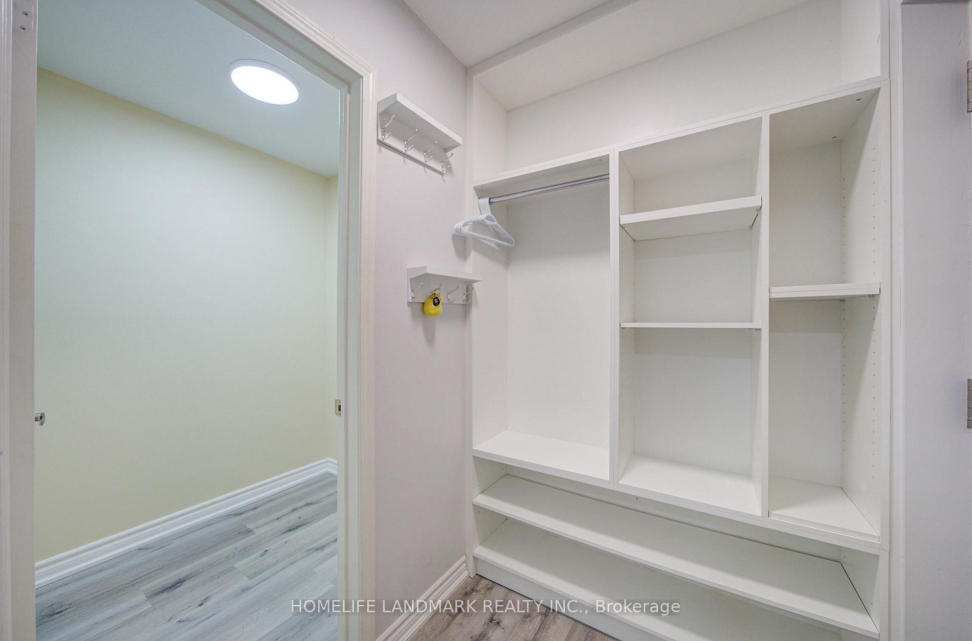 31 Avondale Ave 405 · Photo 16