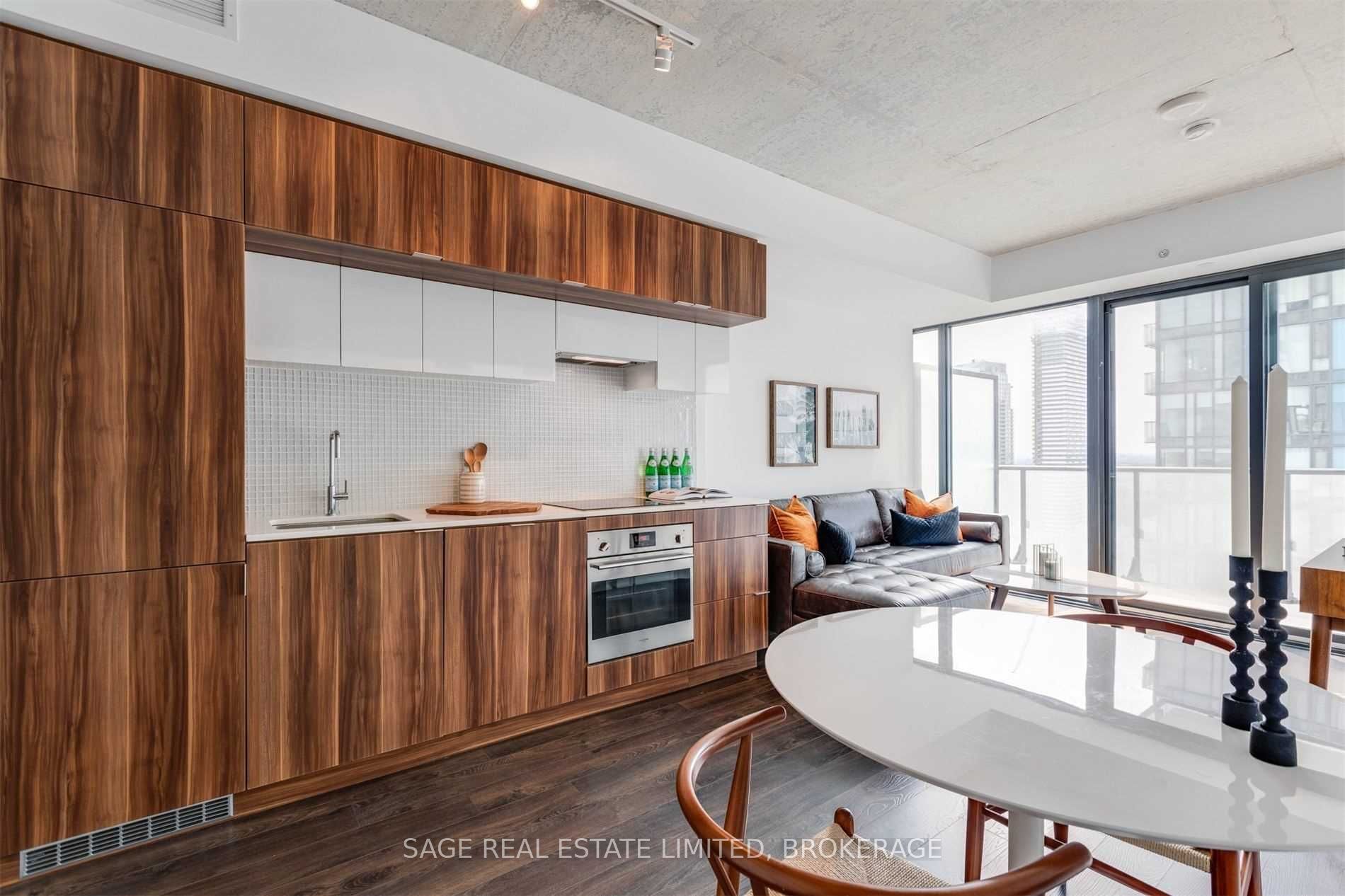 185 Roehampton Ave 2911 · Photo 9
