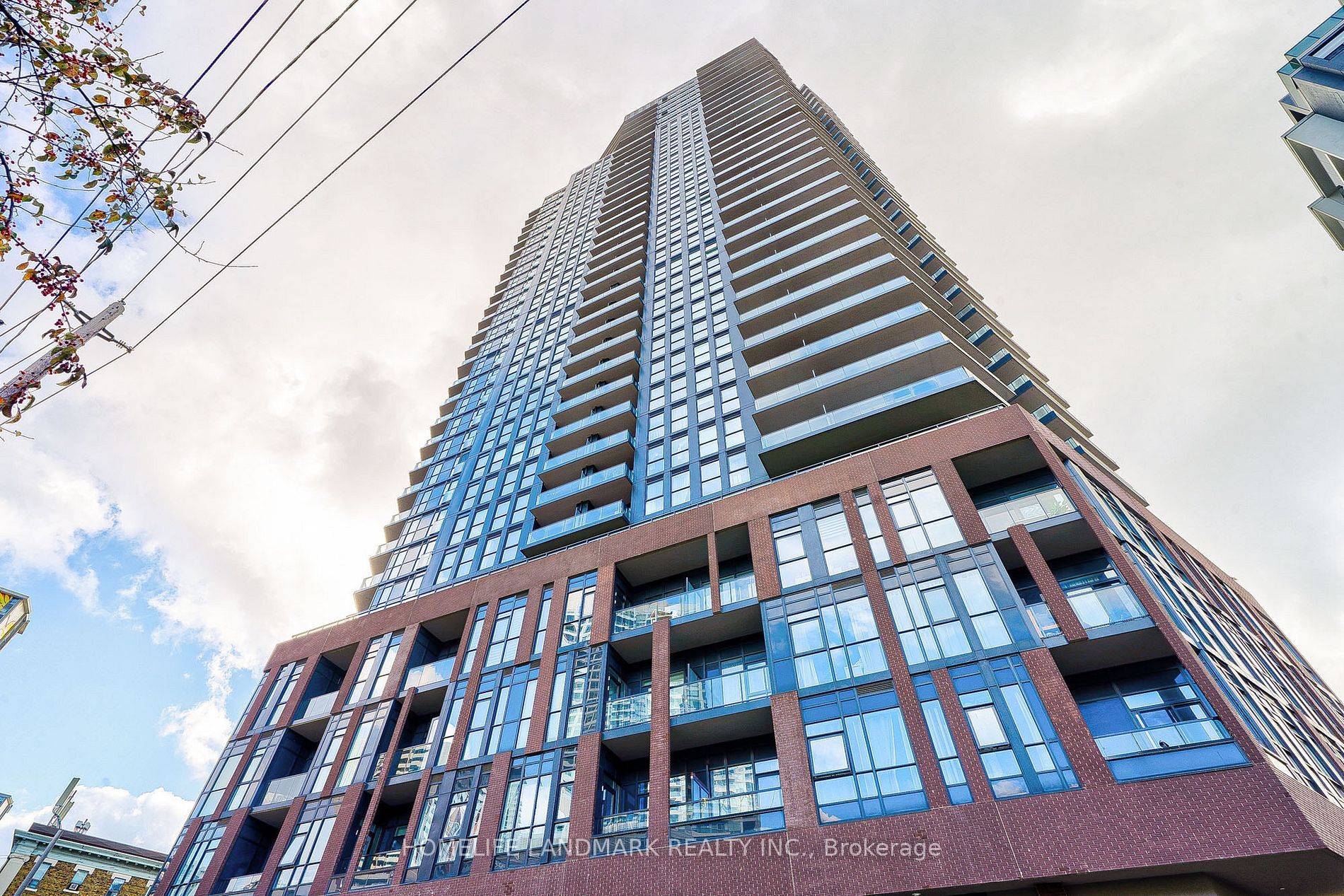 159 Wellesley St E 1207 · Photo 1
