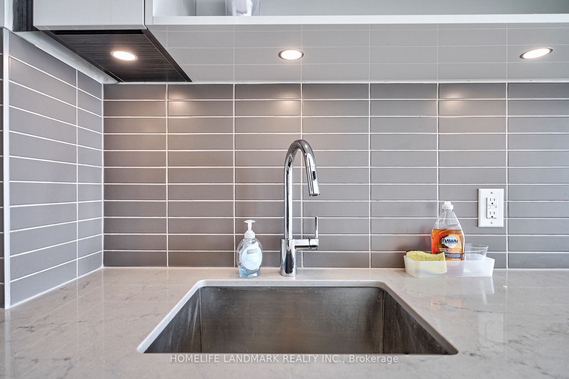 159 Wellesley St E 1207 · Photo 9