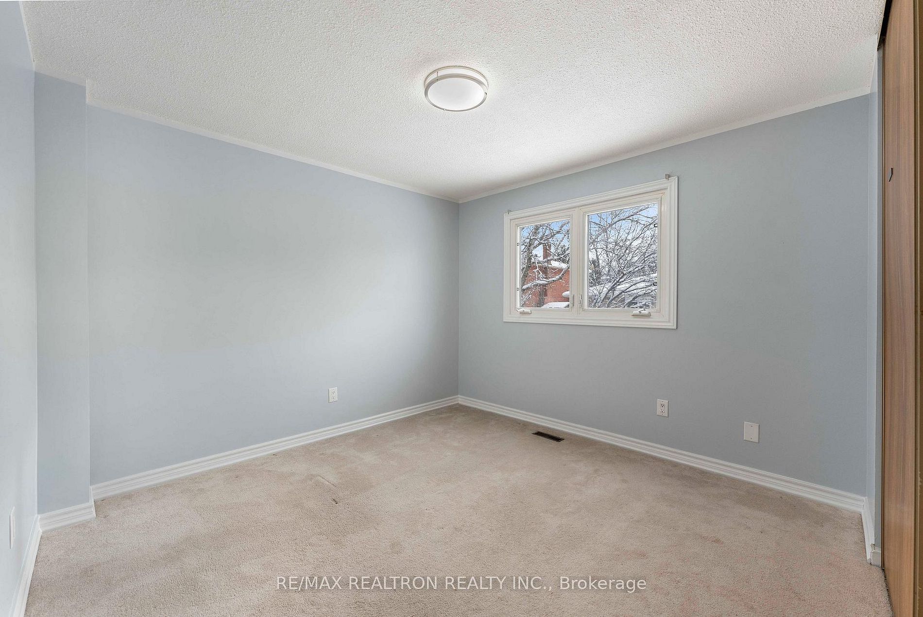 82 Kingston Rd · Photo 10