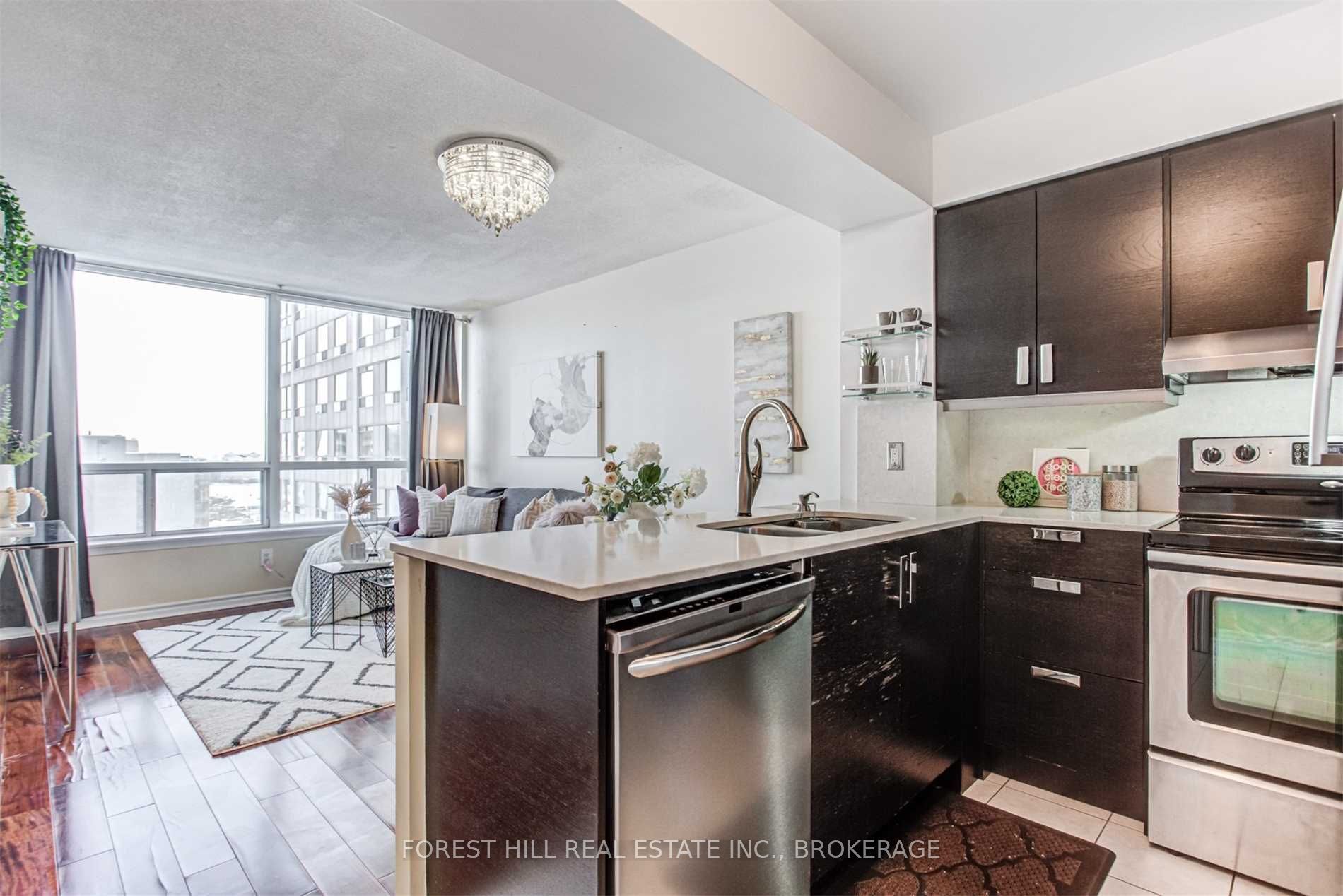 9015 Leslie St 1019 · Photo 9