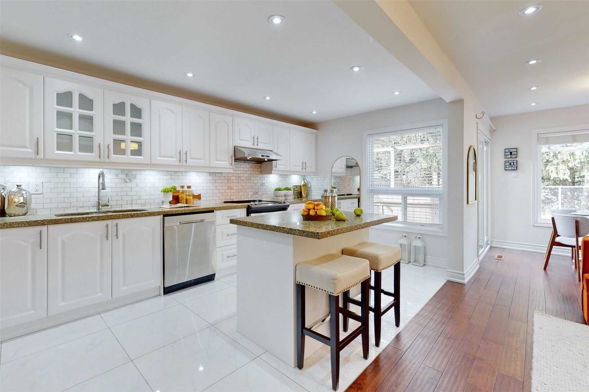 24 Featherstone Ave · Photo 6