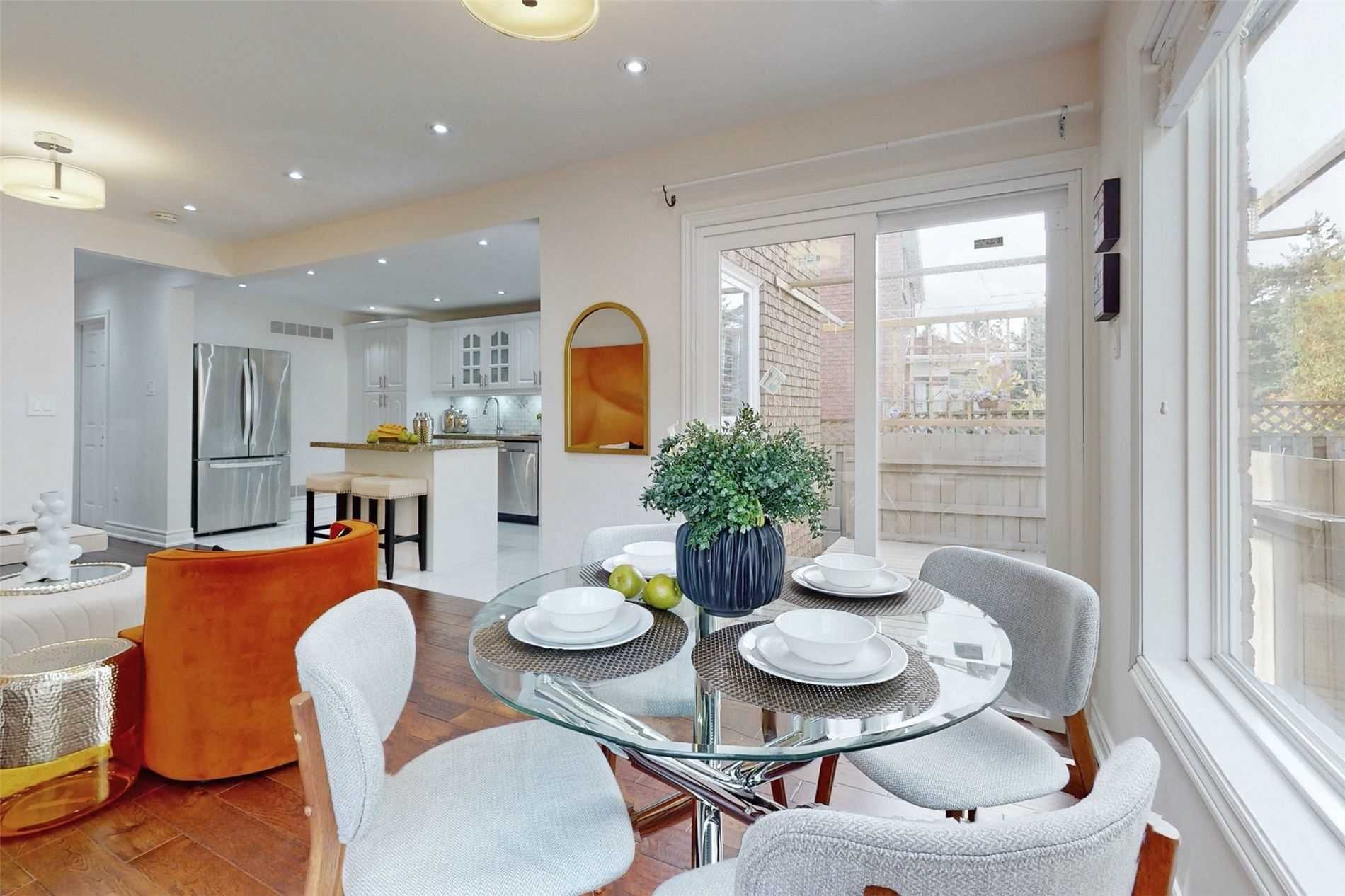 24 Featherstone Ave · Photo 7