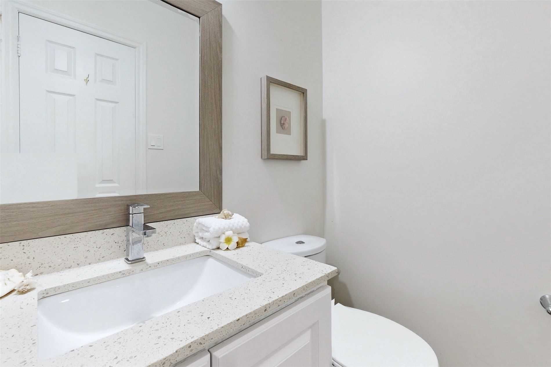 24 Featherstone Ave · Photo 8