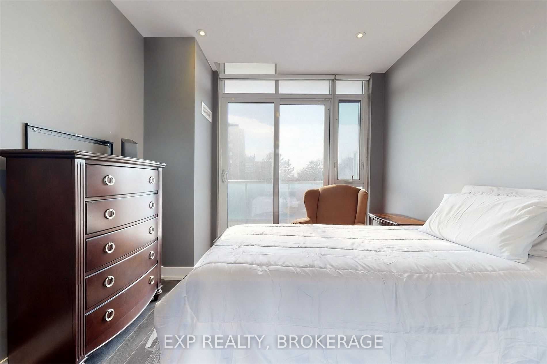 9471 Yonge St 318 · Photo 5